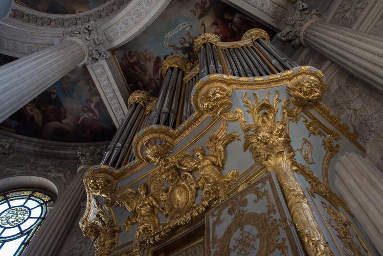 The organ was made by Robert Clicquot. Last restored in 1995 in its original sounds, it is still used for baroque music concerts held in the Royal Chapel. – © Thomas Garnier