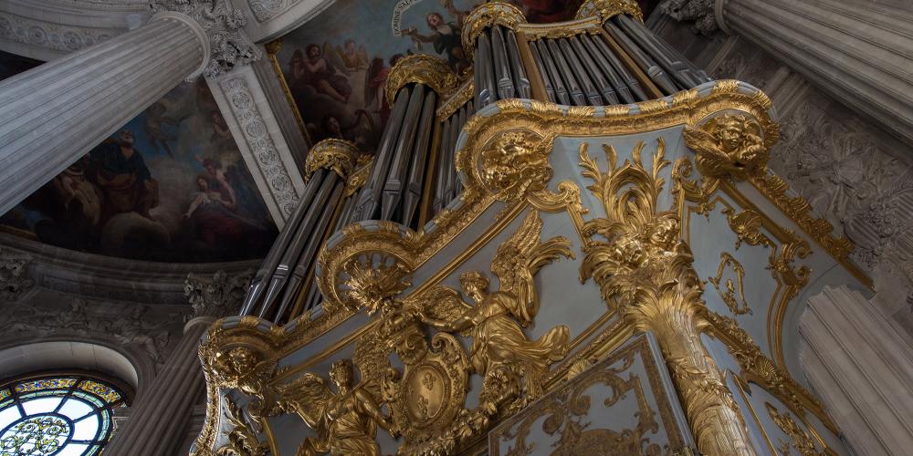The organ was made by Robert Clicquot. Last restored in 1995 in its original sounds, it is still used for baroque music concerts held in the Royal Chapel. – © Thomas Garnier The organ was made by Robert Clicquot. Last restored in 1995 in its original sounds, it is still used for baroque music concerts held in the Royal Chapel. – © Thomas Garnier