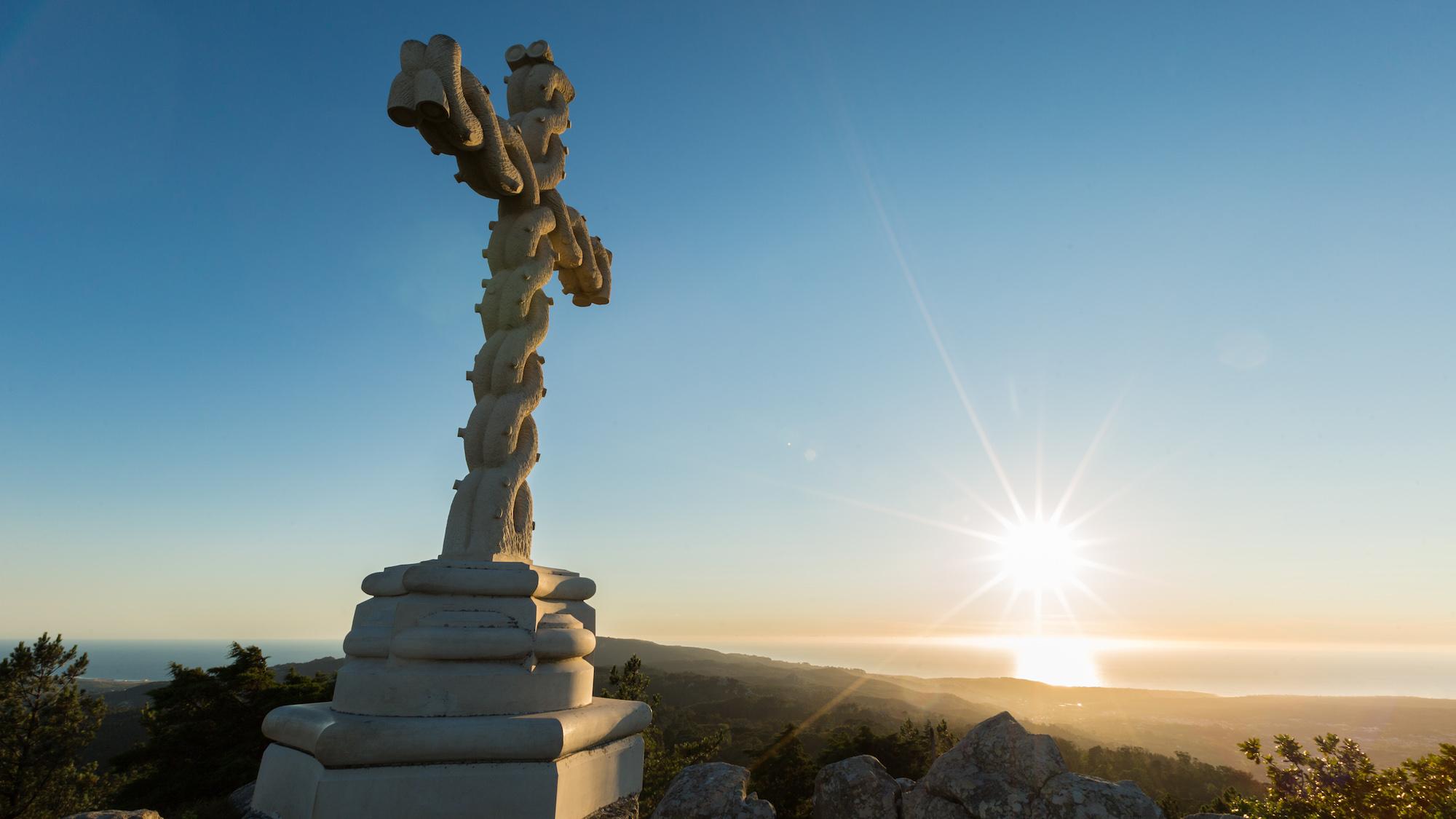 Wysoki Krzyż wyznacza najwyższy punkt wzgórz Sintry w Parku Pena i oferuje spektakularny widok. - © PSML / Wilson Pereira