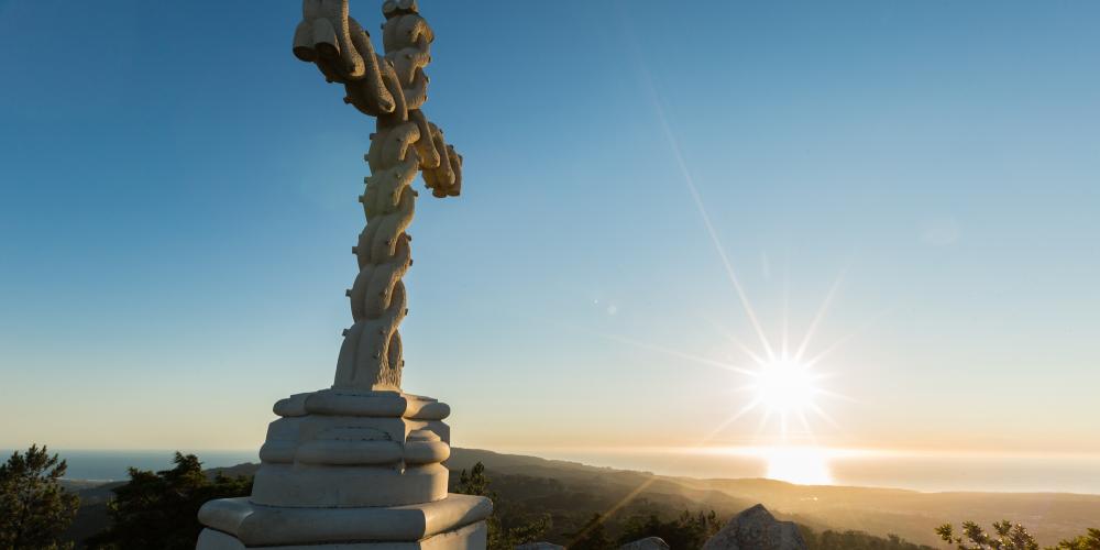 The High Cross marks the highest point of the Sintra hills in the Park of Pena, and offers a spectacular view. – © PSML / Wilson Pereira The High Cross marks the highest point of the Sintra hills in the Park of Pena, and offers a spectacular view. – © PSML / Wilson Pereira