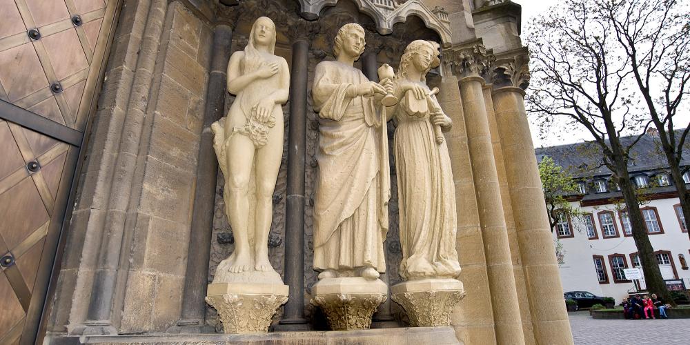 The figures that adorn the west portal are copies, the originals are in the Episcopal Museum. – © Trier Tourismus und Marketing GmbH