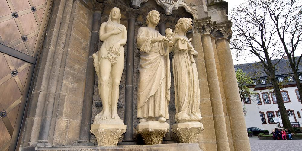The figures that adorn the west portal are copies, the originals are in the Episcopal Museum. – © Trier Tourismus und Marketing GmbH The figures that adorn the west portal are copies, the originals are in the Episcopal Museum. – © Trier Tourismus und Marketing GmbH