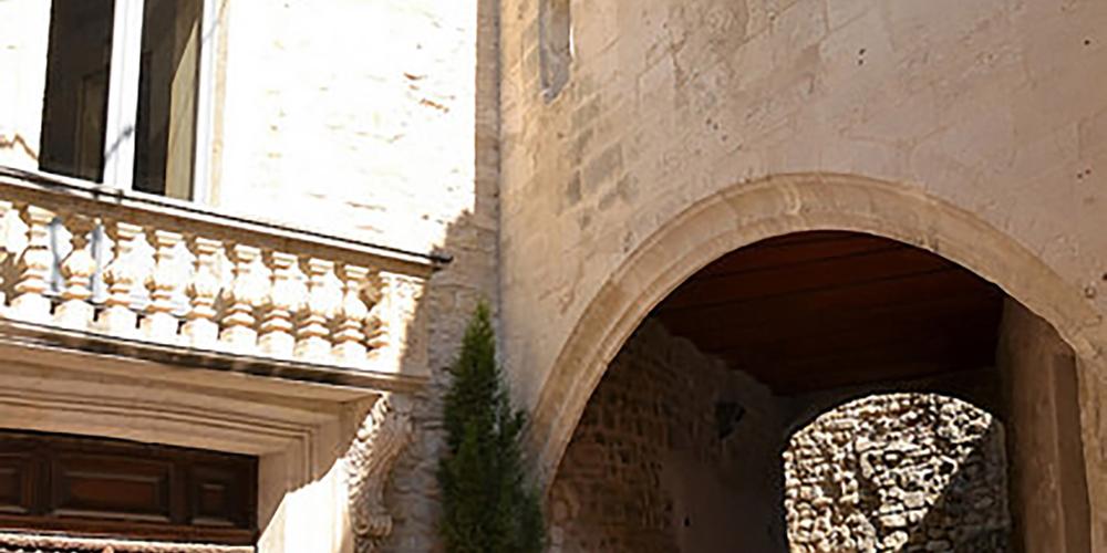 Aramon, a village near the Pont du Gard has a rich historical center inherited from the prosperity of its 17th century port. – © Angelique Kokel Aramon, a village near the Pont du Gard has a rich historical center inherited from the prosperity of its 17th century port. – © Angelique Kokel