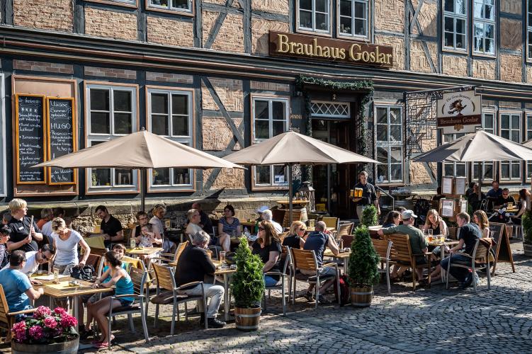 Goslar offers a variety of restaurants, cozy pubs, cafes, and bistros. In the Goslar brewery, the popular Gosebier is made. – © Stefan Schiefer / GOSLAR marketing gmbh
