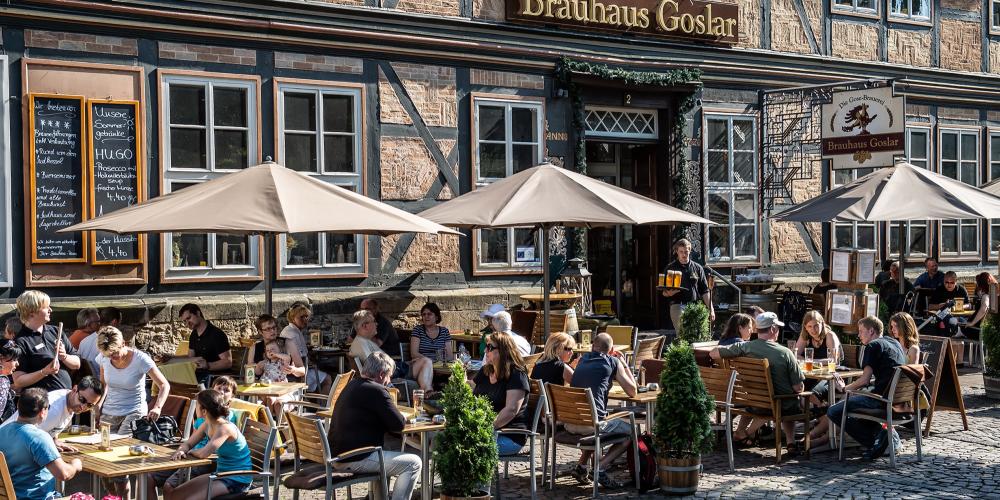 Goslar offers a variety of restaurants, cozy pubs, cafes, and bistros. In the Goslar brewery, the popular Gosebier is made. – © Stefan Schiefer / GOSLAR marketing gmbh Goslar offers a variety of restaurants, cozy pubs, cafes, and bistros. In the Goslar brewery, the popular Gosebier is made. – © Stefan Schiefer / GOSLAR marketing gmbh