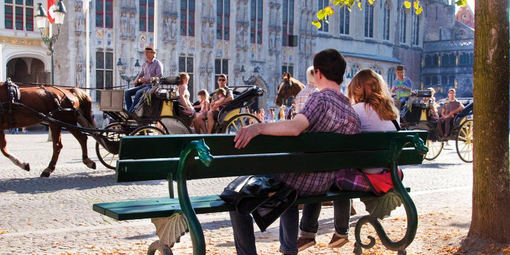 There are no bad views when relaxing with your special someone on the Burg Square. – © Jan D'Hondt / VisitBruges