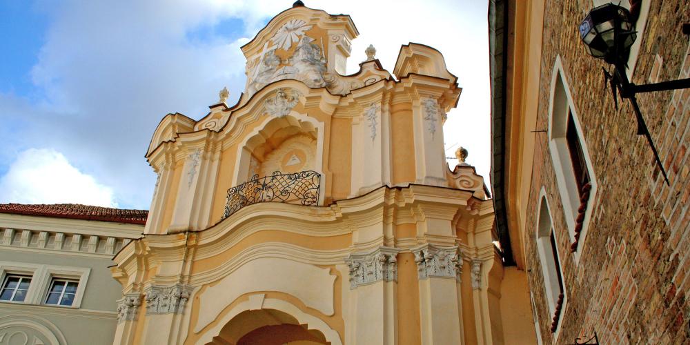 The elegant rolling gate of the Basilian Monastery—one of the most beautiful Baroque monuments in Vilnius. Architect Jan Krzystof Glaubitz, 1761. – © www.govilnius.lt