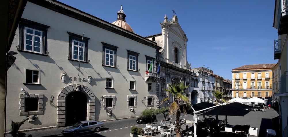 Piazza dei Giudici with the Palazzo del Municipio of the XVI century on the left. – © Bruno Cristillo