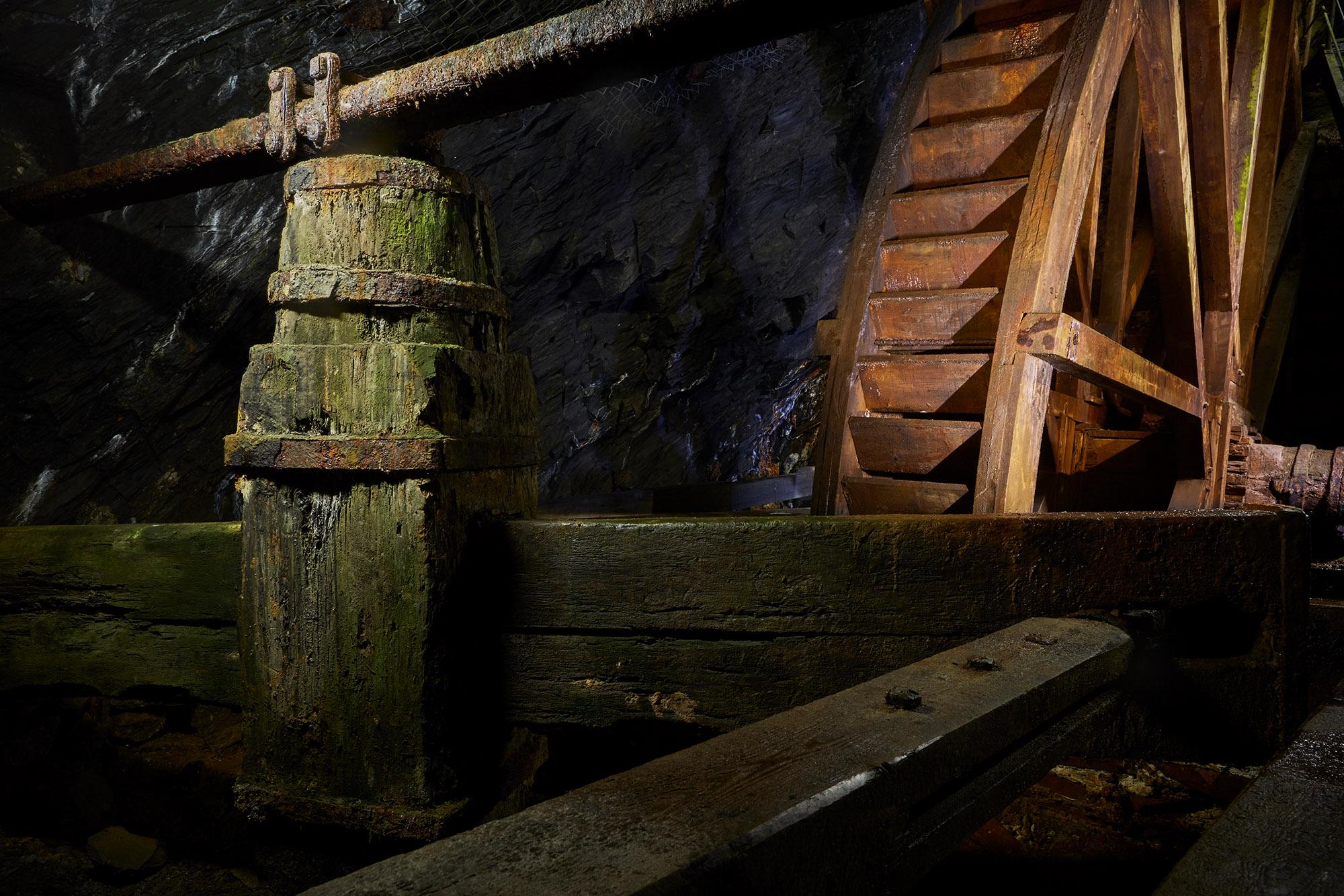 Huge waterwheels—like this ancient, technical masterpiece in the Roeder adit—helped miners lift the ore from the depths of the mountain and drive pumps. – © Stefan Sobotta