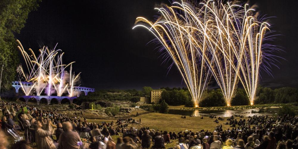 “Les fééries du Pont”, an artistic show created by the famous Groupe F. – © Nicolas Chavance / Groupe F “Les fééries du Pont”, an artistic show created by the famous Groupe F. – © Nicolas Chavance / Groupe F