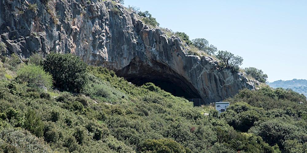 La grotte Franchthi est unique en Grèce car elle comporte une série de dépôt consécutifs allant de la période du paléolithique supérieur au néolithique. – © Ministère Hellénique de la Culture et des Sports / Ephorie des Antiquités d'Argolide