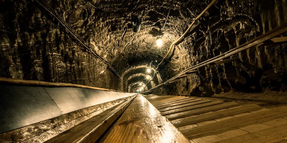 A gigantic slide in the Bochnia Salt Mine. Going down on the wooden slide allows you to reach the largest Ważyn Chamber in an express mode. – © Laura Dec A gigantic slide in the Bochnia Salt Mine. Going down on the wooden slide allows you to reach the largest Ważyn Chamber in an express mode. – © Laura Dec