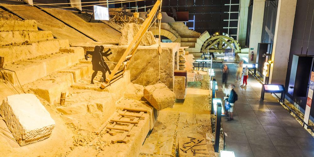 Discover life-sized reconstructions of the Pont du Gard’s quarries and its canal in the Museum. – © Aurelio Rodriguez