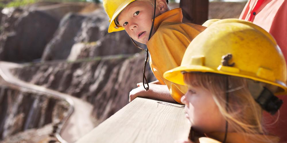 The first stop of the mine tour is the hanging wooden tower. It offers a fantastic view of the Great Pit. – © Jeanette Hägglund The first stop of the mine tour is the hanging wooden tower. It offers a fantastic view of the Great Pit. – © Jeanette Hägglund
