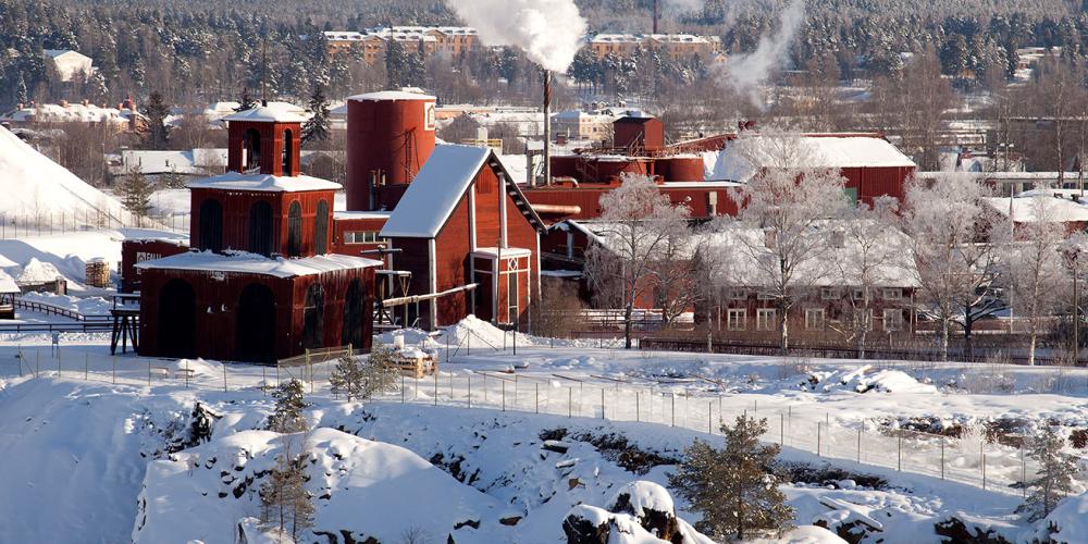 L'hiver dans la région de la mine de Falun est une époque magique avec la neige qui sublime la peinture rouge de l'usine de Falun. – © Richard Lindor
