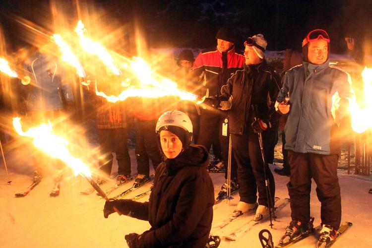 Hiver romantique : serpenter dans de paisibles forêts à la lueur de torches. – © HAHNENKLEE tourismus marketing gmbh