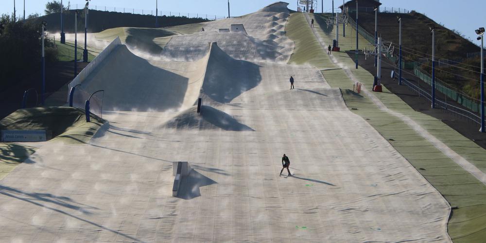 Truly a sensational, daring, and original experience, Loisinord at Noeux-les-Mines provides an opportunity to ski on a spoil heap. – © Mission Bassin Minier