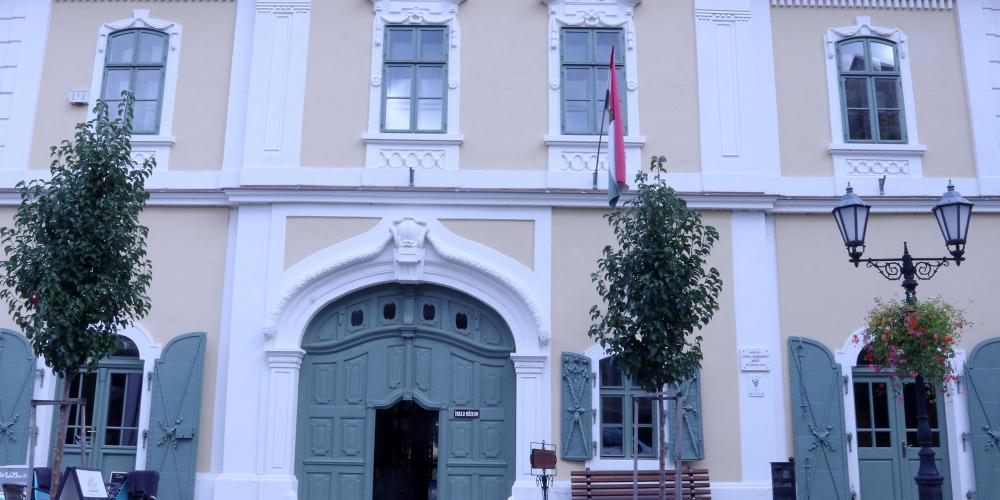 This house was built in about 1790 as one of the Greek merchantman’s house so called Karácsony (Christmas) house. It is located on Tokaj’s main square. Tokaj Museum was opened in this building on 22 May 1985. – © József Erdős This house was built in about 1790 as one of the Greek merchantman’s house so called Karácsony (Christmas) house. It is located on Tokaj’s main square. Tokaj Museum was opened in this building on 22 May 1985. – © József Erdős