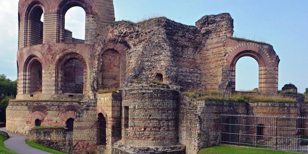 At the end of the 3rd century AD, the construction of the Imperial Baths began within the framework of a major building programme for an imperial palace district. – © Thomas Zühmer