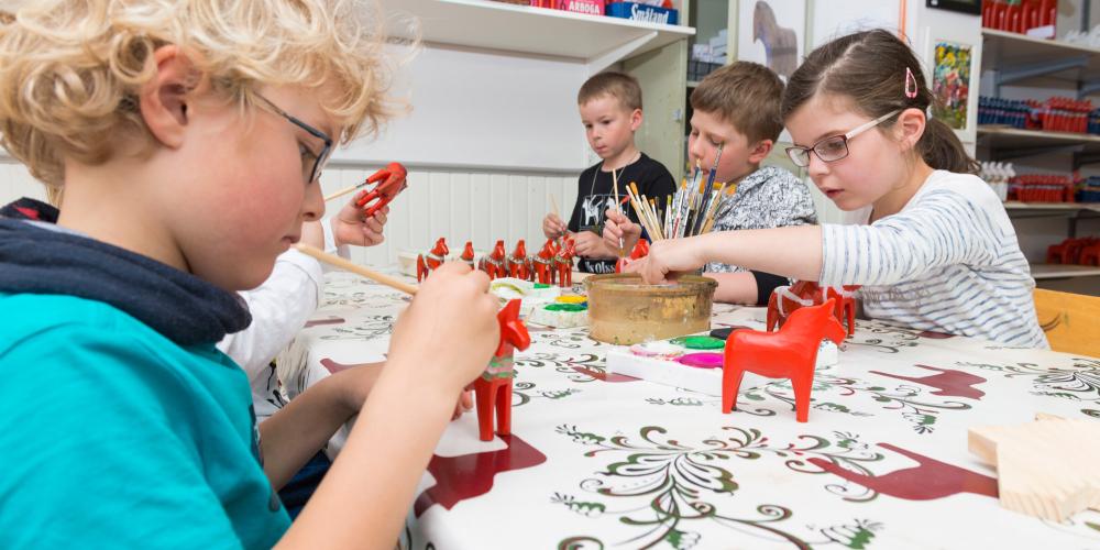 In the workshop, visitors can paint their own Dala horses. – © Kola Productions