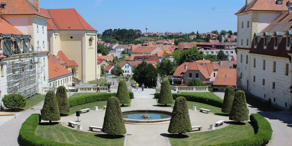 The present form of the honorable courtyard dates back to the 1980s. – © Archive of Valtice Castle The present form of the honorable courtyard dates back to the 1980s. – © Archive of Valtice Castle