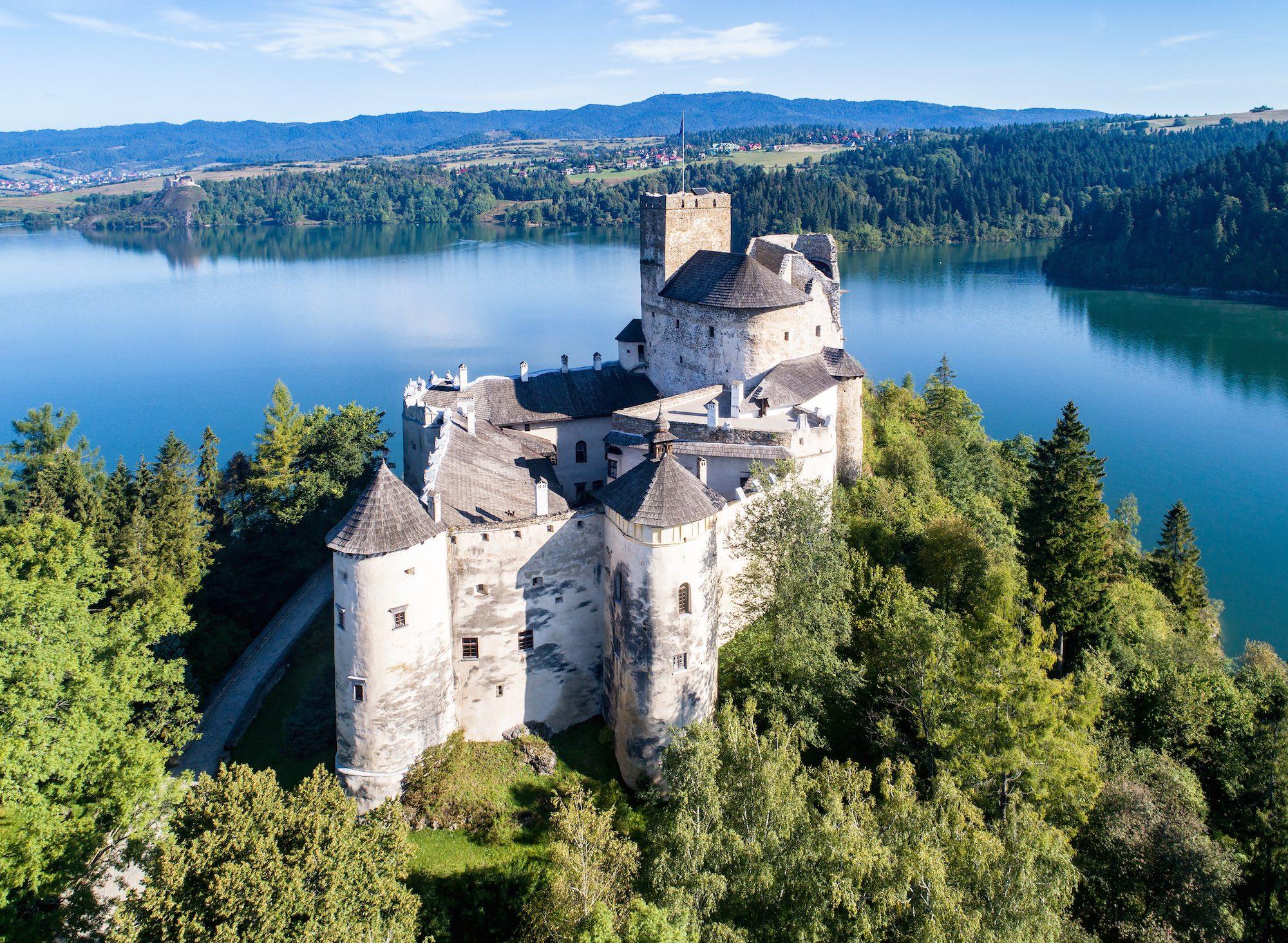 The Castle in Niedzica, towering over the Czorsztyn Reservoir, attracts tourists with its beautiful interiors and panoramas. Grand balls, organised by the castle owners in the past, made the residence famous on both sides of the border between Poland and Hungary. – © Nahlik