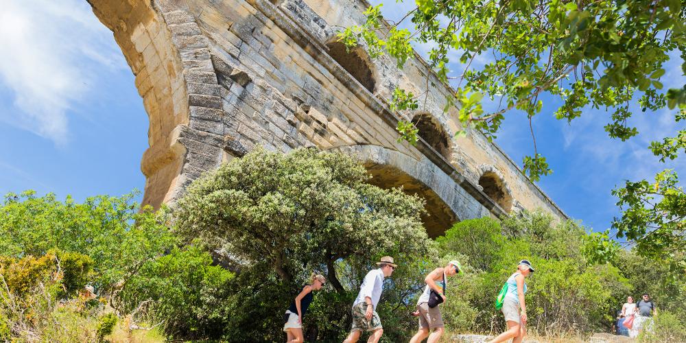 La merveille qu'est le Pont du Gard peut être découverte depuis différents angles, avec des sentiers qui y mènent depuis les deux rives de la rivière et des perspectives depuis le bas. – © Aurelio Rodriguez