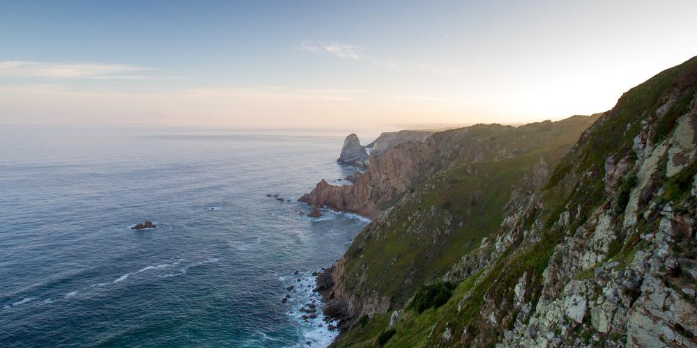 La côte de Sintra vue du point le plus occidentale d'Europe, le Cabo da Roca, dernière masse de terre que voyaient au XVe siècle les navigateurs portugais lancés en quête de nouvelles routes maritimes. – © PSML / Luís Duarte