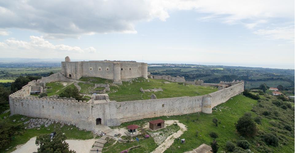 Today, the restored halls with their vaulted ceilings, cabinets, and large fireplaces, house a unique exhibition entitled “The Era of the Knights—Crusaders in the Morea.” – © Hellenic Ministry of Culture and Sports / Ephorate of Antiquities of Ilia