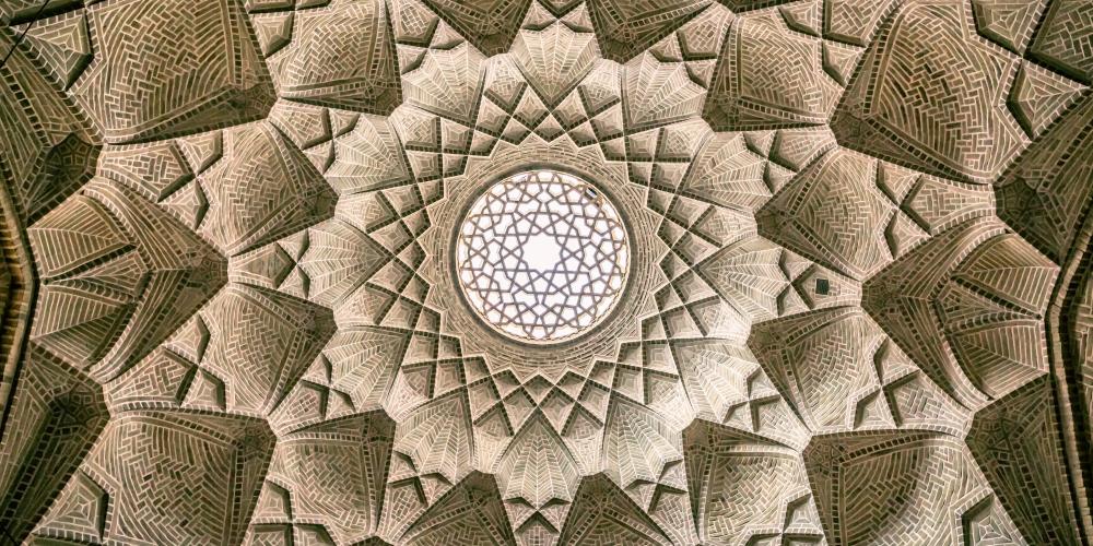 Intricated pattern on the arched ceiling inside the Dome. – © OPIS Zagreb / Shutterstock Intricated pattern on the arched ceiling inside the Dome. – © OPIS Zagreb / Shutterstock