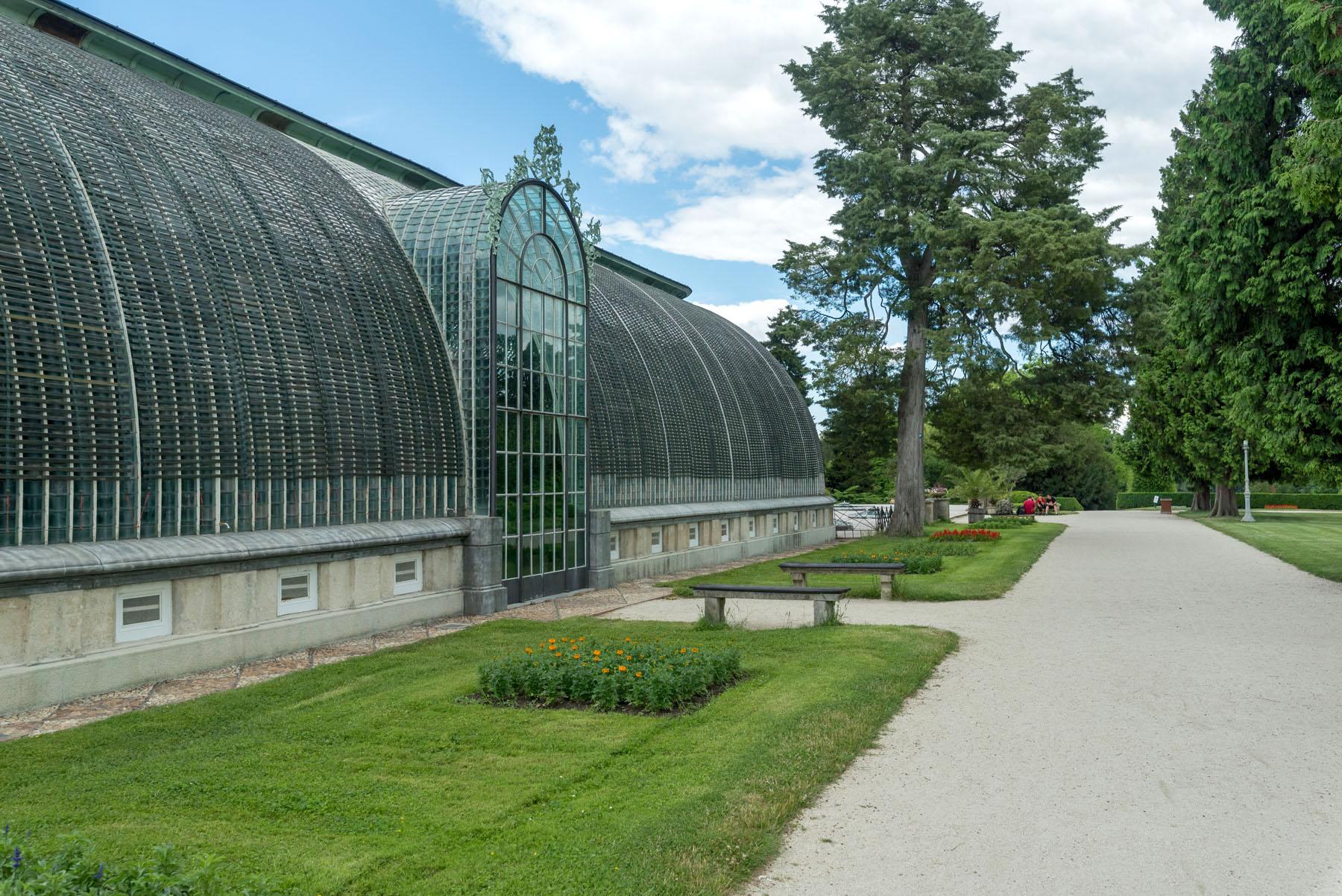 The greenhouse creates a divide between the parterre and landscaped sections of the park. About 250 species of tropical and subtropical plants are grown inside. – © Archive of Lednice Castle