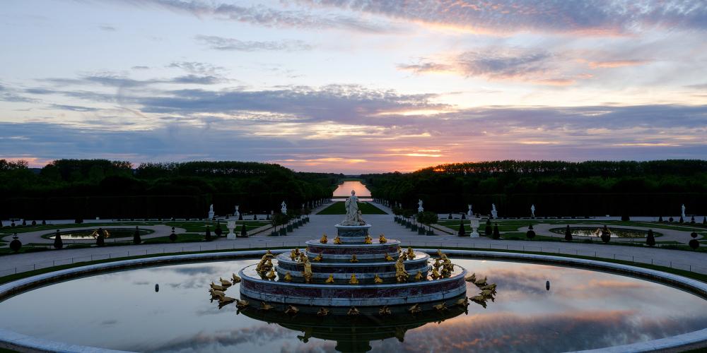 This fountain illustrates the story of Latona, Apollo and Diana’s mother, protecting her children from the insults of the peasants of Lycia and pleading with Jupiter to avenge her. The god obliges by turning the inhabitants of Lycia into frogs and lizards. – © Thomas Garnier This fountain illustrates the story of Latona, Apollo and Diana’s mother, protecting her children from the insults of the peasants of Lycia and pleading with Jupiter to avenge her. The god obliges by turning the inhabitants of Lycia into frogs and lizards. – © Thomas Garnier