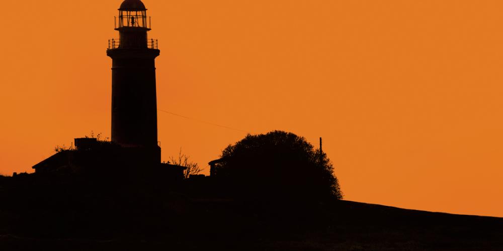 Le phare de Paphos, un des plus anciens de l'île, vu pendant un coucher de soleil. – © Franco Cappellari