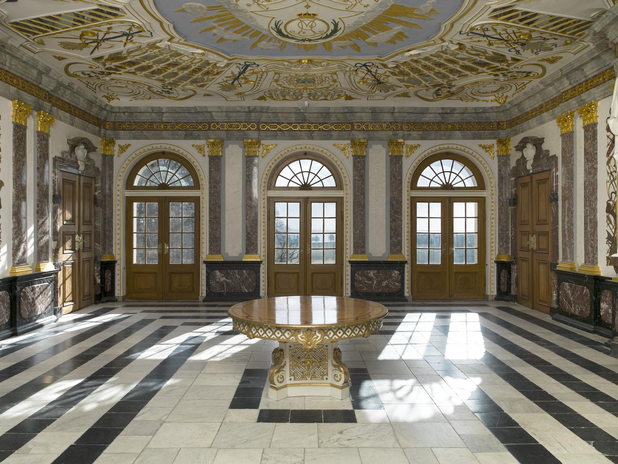 In the dining room, a table-elevator once hoisted food from the basement kitchen to the dining room floors above. – © Roberto Fortuna / Kongelige Slotte