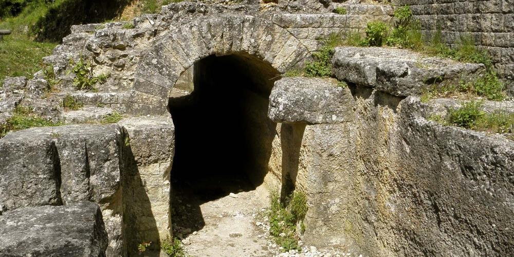 Regulation basin from Roman aqueduct in Eure valley. It was used to control the flow of water in the conduit and to close the aqueduct for cleaning or repairs. – © City of Uzès
