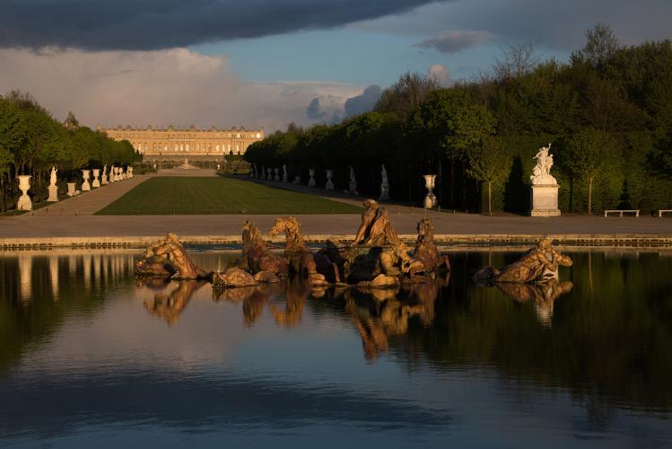 The Grande Perspective bisects the Gardens like an axis of symmetry, passing Latona’s Fountain and following the Royal Way as far as Apollo on his Chariot and the Grand Canal. – © Thomas Garnier