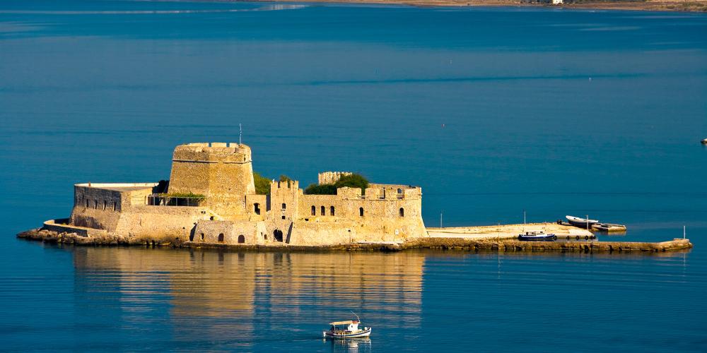 The islet of Bourtzi, situated just at the entrance of the bay of Nafplio, was fortified by the first Venetian rulers of Argolis. – © G. Filippini / Ministry of Tourism