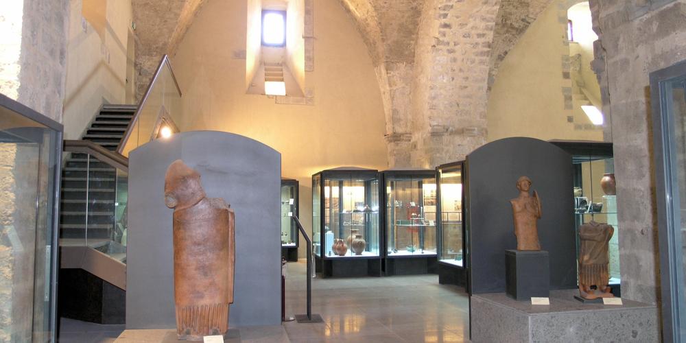 The museum includes objects from the city centre and across the local area, particularly the works of the ancient italic Sidicini culture, with its unique figurative sculpture designs. – © Sidicinum Archaeological Museum