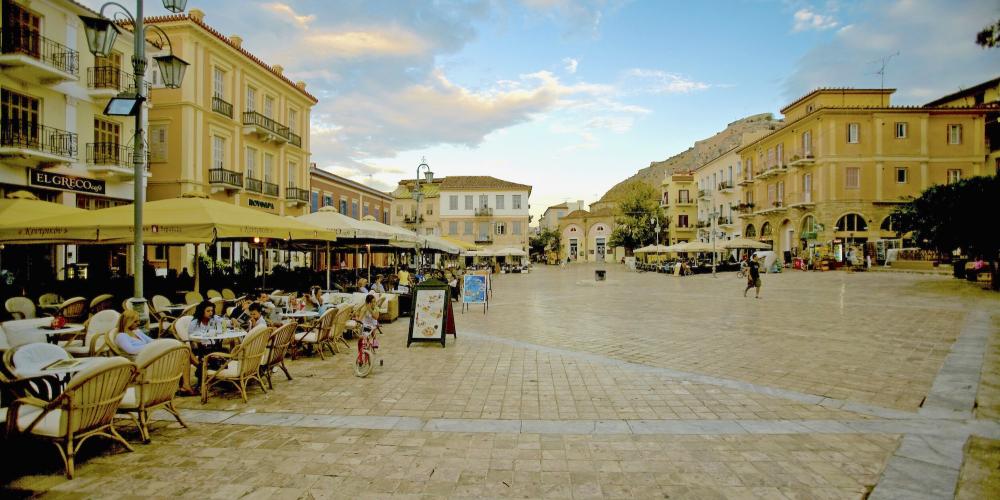 The Syntagma Square situated in the centre of the Old Town of Nafplio is the most famous meeting point of the city. – © G.Filippini / VisitGreece