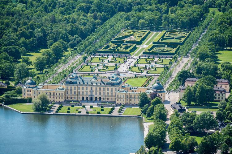 There are beautiful viewpoints and landscape vistas all over the grounds. Pictured: viewing paths extend throughout the English garden and partly through the Baroque garden. – © Jonas Borg