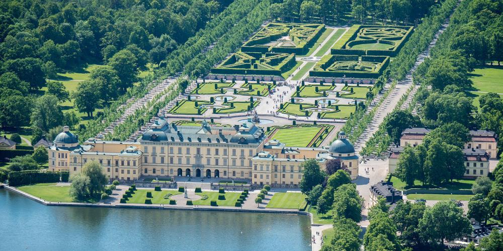 De magnifiques points de vue et paysages panoramiques jalonnent le domaine. En photo : des sentiers traversent le jardin anglais et une partie du jardin baroque. – © Jonas Borg