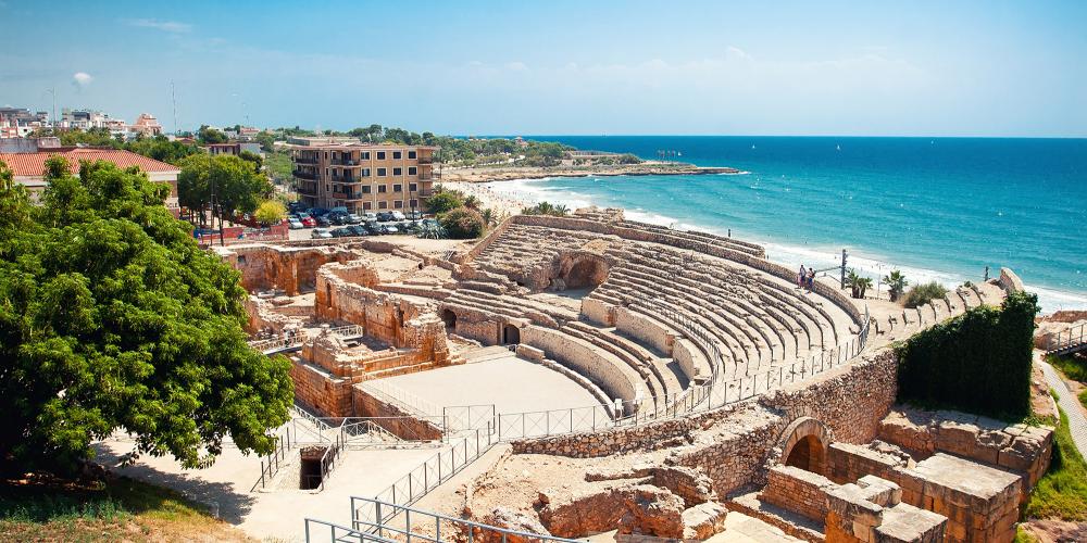 The Roman Amphitheatre of Tarragona was used for entertainment, including fights between gladiators and against wild beasts, as well as public executions. – © Veronika Galkina / Shutterstock