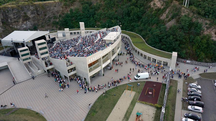 The festival takes place at this modern open-air theatre. – © Tokaj Fesztiválkatlan