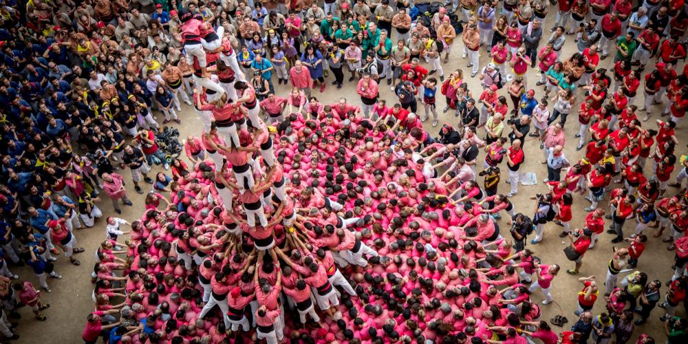 The Colla Vella dels Xiquets from Valls build a 4de9fa during the Tarragona Human Tower Competition. – © David Oliete