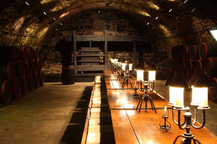 托卡伊地区最大的酒窖，名为托卡伊拉科奇酒窖Hall of Knights（骑士厅）。精英和贵族曾经聚集在此进行重要的讨论、选举，当然，也一道享用著名的托卡伊贵腐葡萄酒。 – © István Meszaros