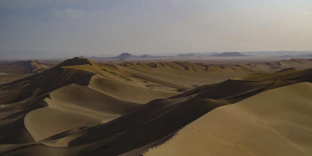 Tranquil sand dunes landscape. – © Mehran Maghsoudi