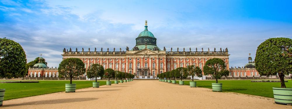 Le Nouveau Palais est la dernière résidence royale que Frédéric le Grand aurait construit dans son parc et devait afficher le pouvoir et la richesse de l'État prussien non entamés suite aux privations de la guerre de sept ans (1756–63). – © Jrossphoto / Shutterstock