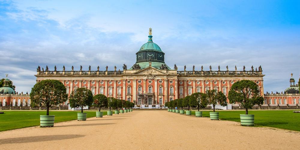 Le Nouveau Palais est la dernière résidence royale que Frédéric le Grand aurait construit dans son parc et devait afficher le pouvoir et la richesse de l'État prussien non entamés suite aux privations de la guerre de sept ans (1756–63). – © Jrossphoto / Shutterstock