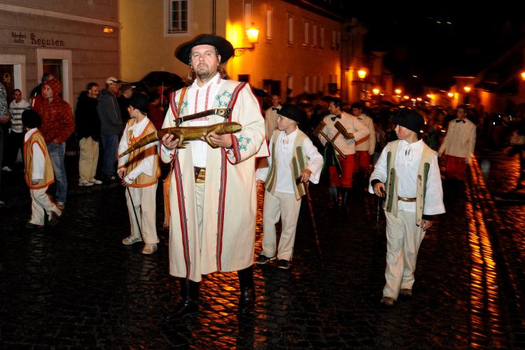 A shepherd with a lizard walks at the head of the Salamander Procession, representing a legend about the foundation of Banská Štiavnica and the beginnings of mining in the region. – © Marian Garai