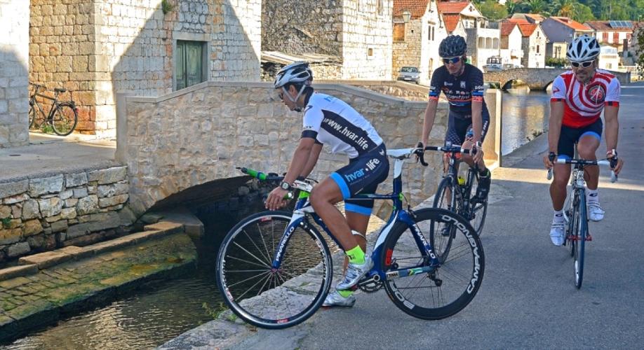 Stari Grad and the island of Hvar include both paved and unpaved cycling routes. – © starigrad.eu